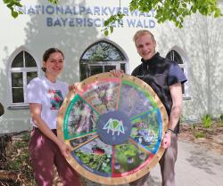 Das Nationalpark-Glücksrad auf der Landesgartenschau wird unter anderem von Katharina und Timon betreut, die heuer ihr Freiwilliges Ökologisches Jahr im Schutzgebiet machen. (Foto: Nationalpark Bayerischer Wald)