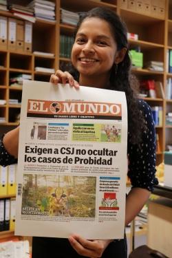 Andrea Morales zeigt einen Artikel auf der Titelseite der „El Mundo“, einer der größten Tageszeitungen El Salvadors, in dem über das Fotofallen-Projekt berichtet wurde. (Foto: Annette Nigl / Nationalpark Bayerischer Wald)