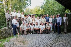 Die Rangerinnen und Ranger des Nationalparks feierten zusammen mit Leiterin Ursula Schuster (5.v.r.), Dr. Christian Barth, Amtschef des bayerischen Umweltministeriums (6.v.r), sowie zahlreichen Ehrengästen ihren 50. Geburtstag. (Fotos: Nationalpark Bayerischer Wald)