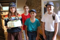 Die Junior Ranger Paula Felgenhauer (v.l.), Rony Buchna, Dany Buchna und Sarah Schneider überreichten ihren Vorbildern eine Geburtstagstorte.
