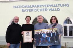 Ferienregion-Geschäftsführer Robert Kürzinger (links) und Aufsichtsratsvorsitzender Alfons Schinabeck gratulieren Nationalparkleiterin Ursula Schuster (2.v.l.) und Elke Ohland zur IUCN-Auszeichnung. Foto: Nationalpark Bayerischer Wald