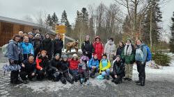 Bei ihrem Aufenthalt im Wildniscamp am Falkenstein wanderten die Studierenden der Uni Eichstätt auch zum Haus zur Wildnis. (Foto: Martina Hejtmanec /Nationalpark Bayerischer Wald)