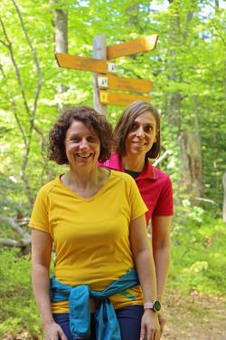 Im Video über den Rundweg Flusskrebs führen Sabrina Dillinger (rechts) und Simone Schopf von der Ferienregion Nationalpark Bayerischer Wald die Zuschauer durch die Waldwildnis.  (Foto: Nationalpark Bayerischer Wald)