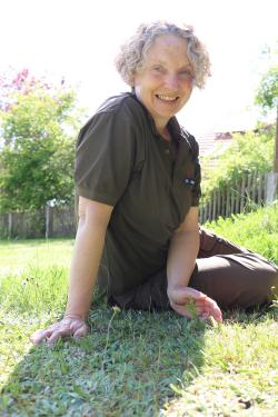 Rangerin Brigitte Schreiner hat in ihrem Garten in der Gemeinde Mauth eine Echte Mondraute gefunden. (Fotos: Nationalpark Bayerischer Wald)