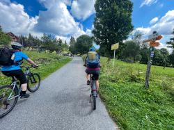 Waldführer Franz Uhrmann nimmt Interessierte mit zu einer geschichtsträchtigen Radtour in den Nationalpark Šumava. (Foto: Sandra Schrönghammer/Nationalpark Bayerischer Wald)