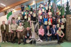 Stolz auf die erfolgreiche Teilnahme waren die 32 neuen Junior Ranger bei der Abschlussveranstaltung im Hans-Eisenmann-Haus. Mit Ihnen feierten zahlreiche Ehrengäste und Mitarbeiter der Nationalparkwacht. (Foto: Nationalpark Bayerischer Wald)