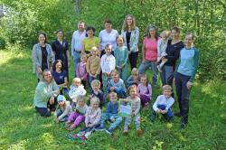 Stolz präsentiert ein Teil der Woidkitze die Partnerurkunde, die zuvor Nationalparkleiterin Ursula Schuster an das Kindergartenteam überreicht hatte. (Foto: Nationalpark Bayerischer Wald)