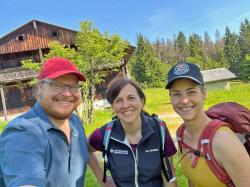Wandern am 29. Juni mit allen Interessierten auf drei verschiedenen Routen zum Tummelplatz: Julia Reihofer (rechts), Annette Nigl und Gregor Wolf. (Foto: Nationalpark Bayerischer Wald)