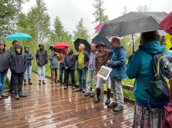 Bei einer Exkursion ins Finsterauer Filz erhielten die Teilnehmer Einblicke in die Renaturierungsmaßnahmen. (Foto: Nationalpark Bayerischer Wald)