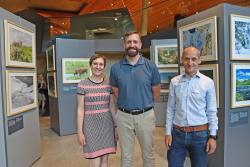 Freuen sich über die gelungenen Ausstellungsauftakt: Nationalparkleiterin Ursula Schuster, Naturfotograf Steffen Krieger (Mitte) und Achim Klein, Leiter vom Haus zur Wildnis. (Foto: Nationalpark Bayerischer Wald)