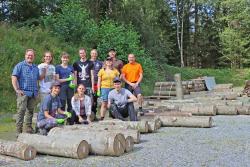 Mit vielen Helfern aus Wissenschaft und Praxis koordinieren Peter Karasch (v.l.) und Dr. Franziska Zahn das Impfen und Ausbringen der Versuchsstämme im Nationalpark Bayerischer Wald. (Foto: Nationalpark Bayerischer Wald)