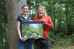 Ursula Schuster und Pavel Hubený präsentieren den neuen „Grenzenlos wild“-Kalender. (Foto: Nationalpark Bayerischer Wald)