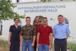 Am ersten Arbeitstag wurden Max Gutsmiedl (2.v.l.) und Valentin Sterr (4.v.l.) von Nationalparkleiterin Ursula Schuster, Ausbilder Stefan Rodler (Mitte) und Sachgebietsleiter Hubert Wachter begrüßt. (Foto: Nationalpark Bayerischer Wald)