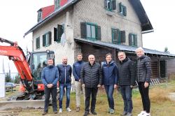 Freuen sich, dass die Sanierung des Waldschmidthauses beginnen kann: Nationalparkleiterin Ursula Schuster (3.v.r.), Bauamtschef Norbert Sterl (Mitte), Architekt Alfons Döringer (2.v.r), Armin Atteneder von der Baufirma Schneider (2.v.l.), die Nationalparkmitarbeiter Hubert Wachter (l.) und Johannes Dick (3.v.l.) sowie Sabrina Ritzau, Mitarbeiterin des Staatlichen Bauamtes. (Foto: Nationalpark Bayerischer Wald)