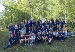 Beim Ehrenamtstag kamen rund 50 Freiwillige, vornehmlich aus dem Waldführer-Team, am Haus zur Wildnis zusammen. (Foto: Steffen Krieger)