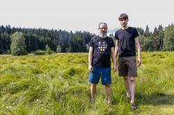 Machen für bedrohte und wenig beachtete Arten nun gemeinsame Sache, Projektinitiator Marco Müller vom Naturpark Bayerischer Wald und Christoph Heibl vom Nationalpark Bayerischer Wald. (Foto: Nationalpark Bayerischer Wald)