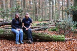 Jule Bißlich (rechts) und Katharina Hornberger im Waldspielgelände, wo sie während ihres Commerzbank-Umweltpraktikums öfter im Einsatz waren. (Foto: Nationalpark Bayerischer Wald)