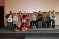 Mit dem Lied „Im Wald, das ist was los“ stimmten die Kinder des Kindergartens St. Oswald auf den Nachmittag ein.