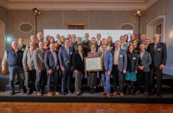 Neben Nationalparkleiterin Ursula Schuster (mit Zertifikat), Staatsminister Thorsten Glauber (rechts daneben) und Staatsministerin Michaela Kaniber (links daneben) freuten sich zahlreiche Vertreter des Bayerischen Waldes nebst des benachbarten Nationalparks Sumava über die internationale Anerkennung des ältesten deutschen Nationalparks. (Fotos: StMUV)