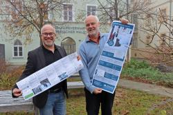 Freuen sich über die vielen Angebote: Robert Kürzinger (links), Geschäftsführer der Ferienregion Nationalpark Bayerischer Wald, und Nationalpark-Umweltbildungsreferent Lukas Laux. (Foto: Gregor Wolf/Nationalpark Bayerischer Wald)