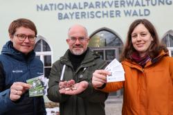 Nationalparkmitarbeiterin Teresa Schreib (links), Robert Kürzinger, Geschäftsführer der Ferienregion, und Julia Zink aus dem Besuchermanagement des Nationalparks wollen Führungsteilnehmer erstmals zu ihrer Meinung befragen. (Foto: Julia Reihofer/Nationalpark Bayerischer Wald)