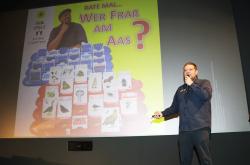 Dr. Benedikt Wiggering, Deutscher Science Slam Meister, trat mit seinem Vortrag „Wer fraß am Aas?“ bei der Verleihung im Haus zur Wildnis auf. (Foto: Annette Nigl/Nationalpark Bayerischer Wald)