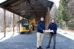 Nationalparkleiterin Ursula Schuster und Bauingenieur Johannes Dick freuen sich, dass der Umbau des Gebäudes am Parkplatz P1 beim Nationalparkzentrum Lusen losgehen kann. (Foto: Annette Nigl / Nationalpark Bayerischer Wald)